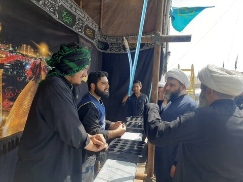 تصاویر/ خدمت رسانی موکب شهدای روحانیت ایلام به زائران اربعین در مرز مهران