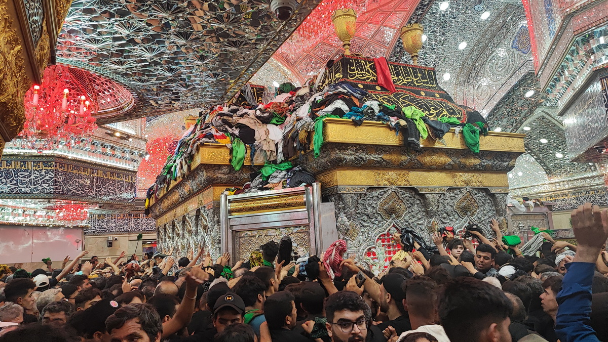 Photo/ Arbaeen Pilgrims Mourning at Imam Hussein Holy Shrine