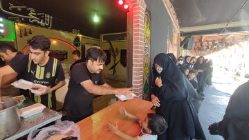 تصاویر / توزیع غذای نذری توسط هیئت بسوی ظهور صفائیه در اربعین حسینی