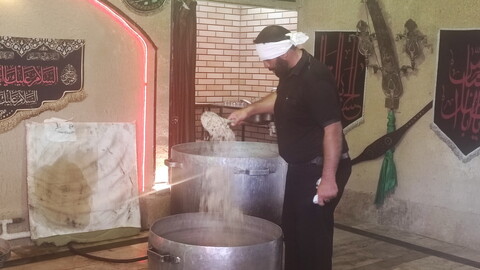 تصاویر / توزیع غذای نذری توسط هیئت بسوی ظهور صفائیه در اربعین حسینی