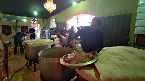 تصاویر / توزیع غذای نذری توسط هیئت بسوی ظهور صفائیه در اربعین حسینی