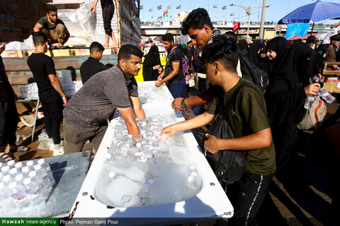 بالصور/ تقديم الخدمات من قبل المواكب العراقية إلى زائر الأربعين الحسيني