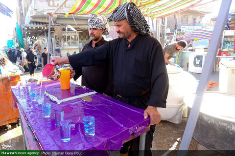 بالصور/ تقديم الخدمات من قبل المواكب العراقية إلى زائر الأربعين الحسيني