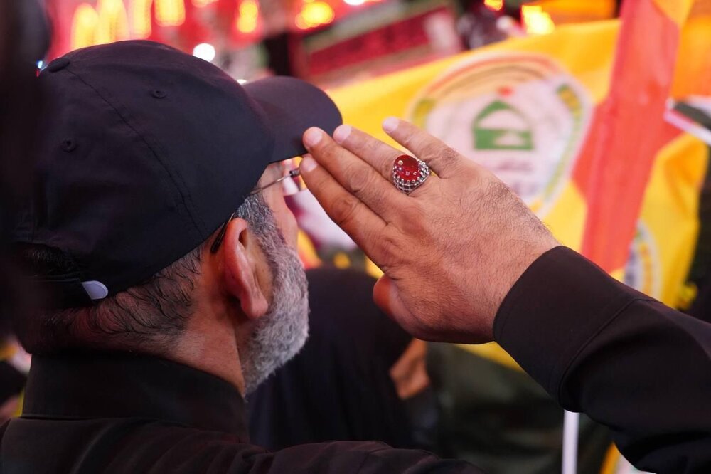 ادای احترام نیروهای نظامی کتائب سیدالشهداء در حرم امام حسین(ع)