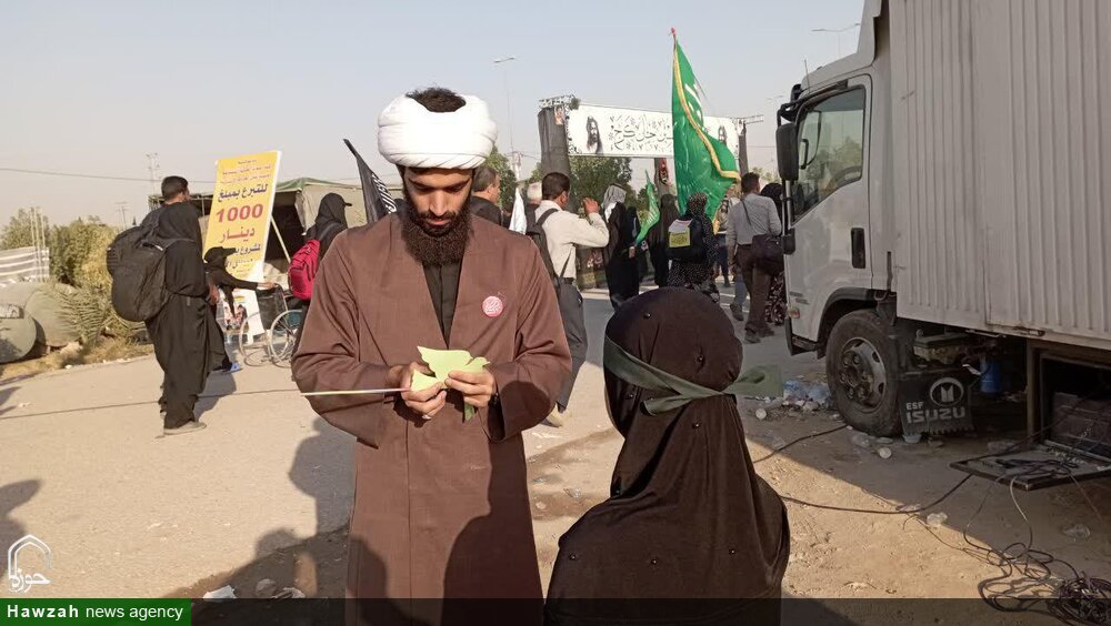 اجرای برنامههای بصیرتی طلبه همدانی در مسیر پیاده روی اربعین