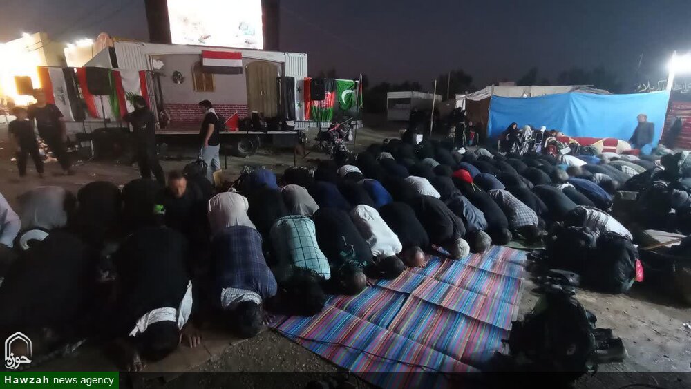 اجرای برنامههای بصیرتی طلبه همدانی در مسیر پیاده روی اربعین