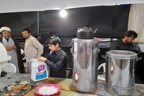 تصاویر/ خدمت سانی موکب مردمی شهدای چمچمال به زائرین شرکت کننده در اربعین