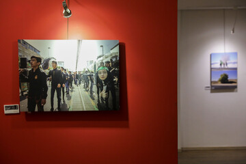 تصاویر/ نمایشگاه عکس "سوگ در آینه" در مشهد