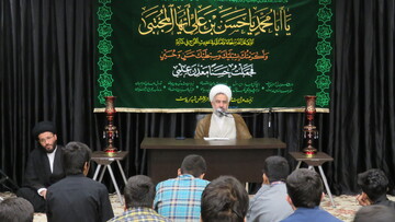 غفلت و گناه بین انسان و خدا فاصله می‌اندازد