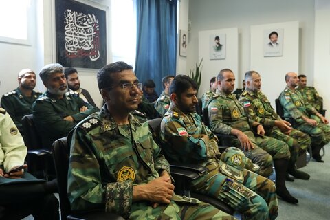تصاویر / دیدار فرمانده هان نظامی با نماینده ولی فقیه در استان قزوین به مناسبت هفته دفاع مقدس