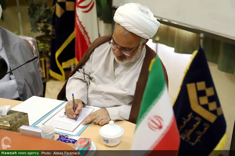 تفاهم نامه همکاری حوزه و جامعة المصطفی/ اردوهای سازندگی و مشارکت های اجتماعی تقویت میشوند