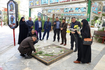 تصاویر/ مراسم غبارروبی، عطرافشانی و گلباران مزار شهدای علی بن جعفر(ع) قم به مناسبت هفته دفاع مقدس