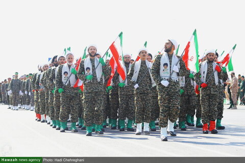 بالصور/ استعراض عسكري للقوات المسلحة في مختلف مدن إيران في ذكرى أسبوع الدفاع المقدس