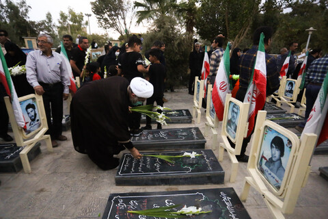 مراسم غبار روبی وعطرافشانی گلزار شهدای شهر رهنان‎‎ اصفهان‎‎