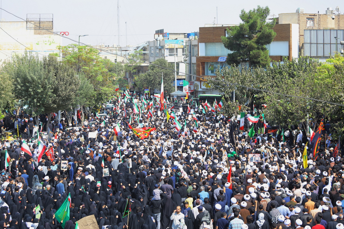 تصاویر / قیام مردم انقلابی قم علیه اغتشاشگران