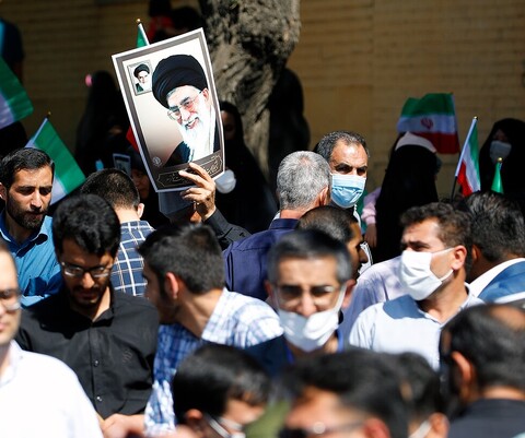 تصاویر/ راهپیمایی در اعتراض و محکومیت حرکات هنجارشکنانه اغتشاشگران و توهین آنها به مقدسات در شهر کرد
