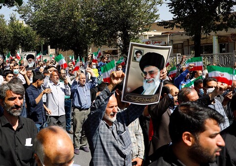 تصاویر/ راهپیمایی در اعتراض و محکومیت حرکات هنجارشکنانه اغتشاشگران و توهین آنها به مقدسات در شهر کرد
