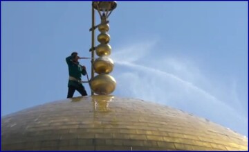 فیلم | شست و شوی گنبد منور رضوی در آستانه ایام شهادت حضرت رضا(ع)