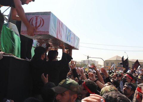 تصاویر/ تشییع شهدای امنیت و دفاع مقدس بر دستان مردم مشهد