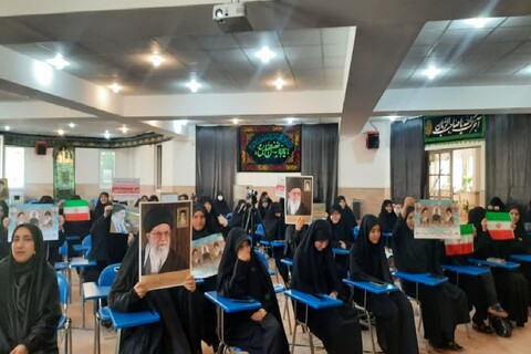 تصاویر/ تجمع طلاب مدرسه علمیه الزهرا سلام الله علیها ارومیه در محکومیت اغتشاشات اخیر وهتک حرمت به مقدسات