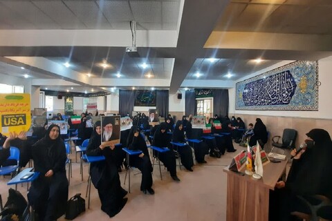 تصاویر/ تجمع طلاب مدرسه علمیه الزهرا سلام الله علیها ارومیه در محکومیت اغتشاشات اخیر وهتک حرمت به مقدسات