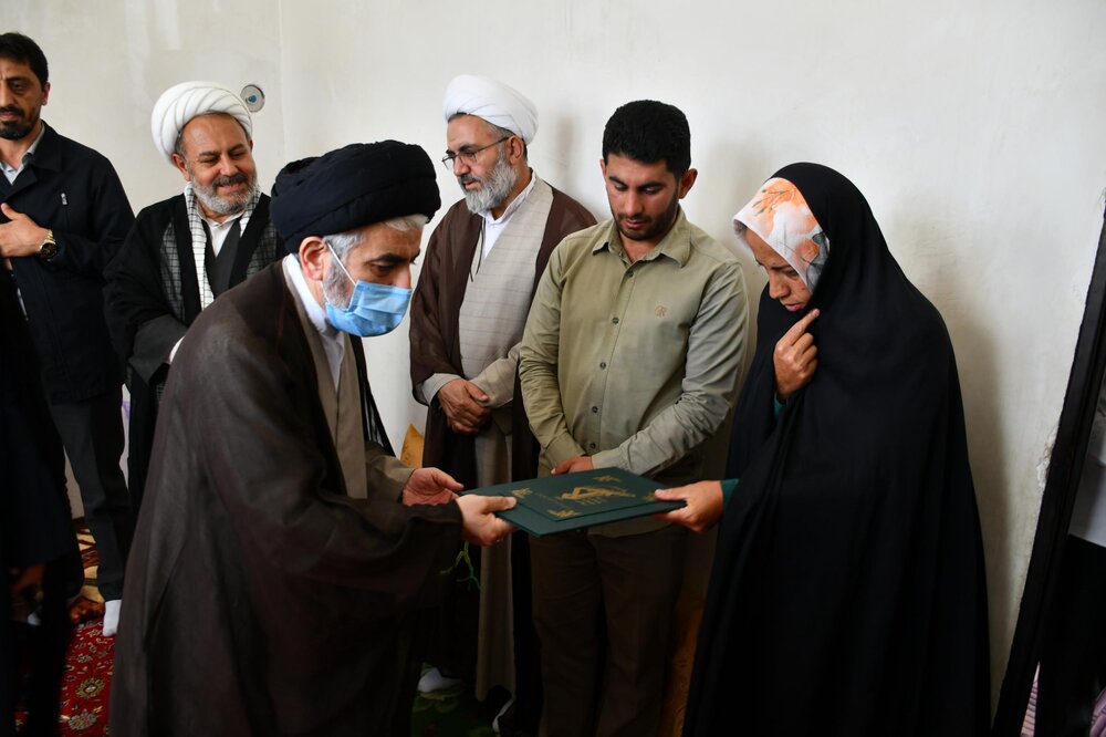 امام جمعه ارومیه به دیدار خانواده بسیجی مجروح اغتشاشات رفت+ عکس