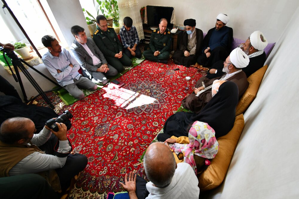 امام جمعه ارومیه به دیدار خانواده بسیجی مجروح اغتشاشات رفت+ عکس