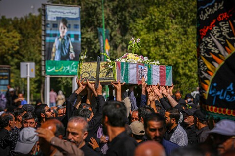 تصاویر/ اجتماع امت رسول الله(ص) و تشییع پیکر سه شهید دفاع مقدس در اصفهان