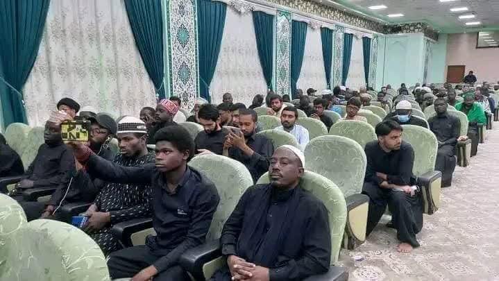 سخنرانی یکی از روحانیون آفریقا در حرم امام حسین(ع)