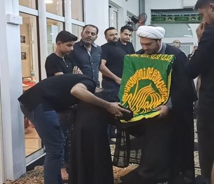 اهدای پرچم مطهر رضوی به مسجد شیعیان موریس