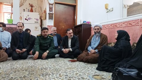 دیدار امام جمعه  قشم با خانواده شهید مدافع امنیت