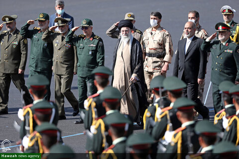 بالصور/ المراسم المشتركة لتخريج طلّاب جامعات الضبّاط التابعة للقوّات المسلّحة في جمهوريّة إيران الإسلامية بحضور قائد القوات المسلحة