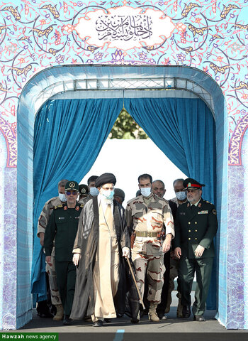 بالصور/ المراسم المشتركة لتخريج طلّاب جامعات الضبّاط التابعة للقوّات المسلّحة في جمهوريّة إيران الإسلامية بحضور قائد القوات المسلحة
