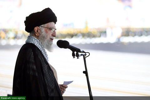 بالصور/ المراسم المشتركة لتخريج طلّاب جامعات الضبّاط التابعة للقوّات المسلّحة في جمهوريّة إيران الإسلامية بحضور قائد القوات المسلحة