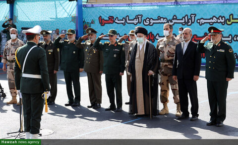 بالصور/ المراسم المشتركة لتخريج طلّاب جامعات الضبّاط التابعة للقوّات المسلّحة في جمهوريّة إيران الإسلامية بحضور قائد القوات المسلحة