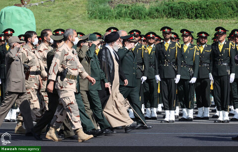 بالصور/ المراسم المشتركة لتخريج طلّاب جامعات الضبّاط التابعة للقوّات المسلّحة في جمهوريّة إيران الإسلامية بحضور قائد القوات المسلحة