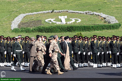 بالصور/ المراسم المشتركة لتخريج طلّاب جامعات الضبّاط التابعة للقوّات المسلّحة في جمهوريّة إيران الإسلامية بحضور قائد القوات المسلحة