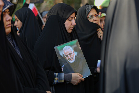 تصویر اجتماع حماسی بانوان مهدوی در گذر فرهنگی چهارباغ اصفهان