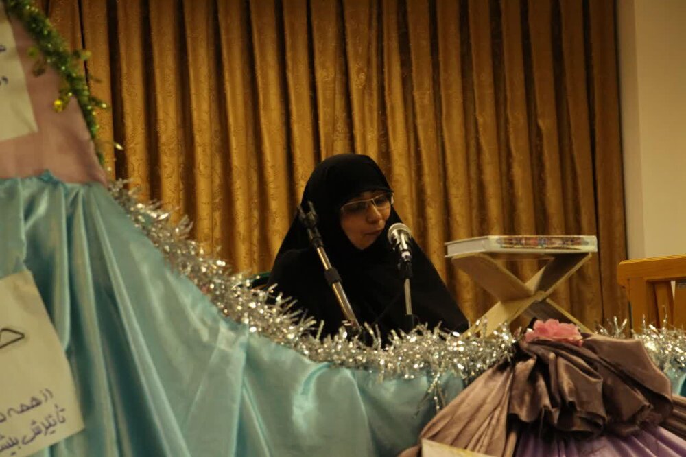 دشمن لباس روحانیت و چادر زنان مومنه را سدّی در راه خود میبیند