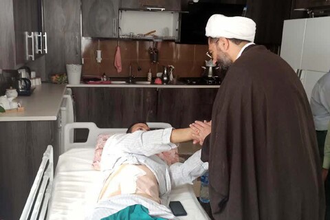 تصاویر / عیادت امام جمعه همدان از یکی از مجروحان فراجا در اغتشاشات اخیر