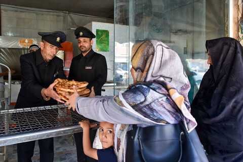 تصاویر/ توزیع نان صلواتی به مناسبت شهادت امام حسن عسکری (ع) در مشهد