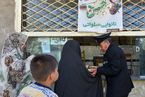 تصاویر/ توزیع نان صلواتی به مناسبت شهادت امام حسن عسکری (ع) در مشهد