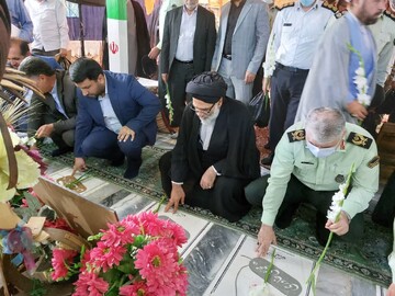 مزار شهدای ورامین در هفته فراجا گلباران شد