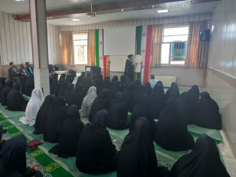 تصاویر:دیدار نماینده ولی فقیه درکاشان با دانش آموزان دبیرستان آیت الله نجفی