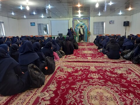 تصاویر:دیدار نماینده ولی فقیه درکاشان با دانش آموزان دبیرستان آیت الله نجفی
