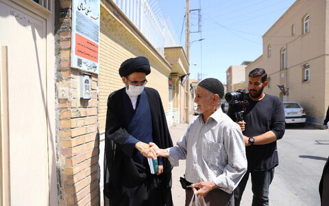 تصاویر/ یک روز با آقای امام جمعه، خرید مایحتاج منزل از مغازه پدر شهید در محله