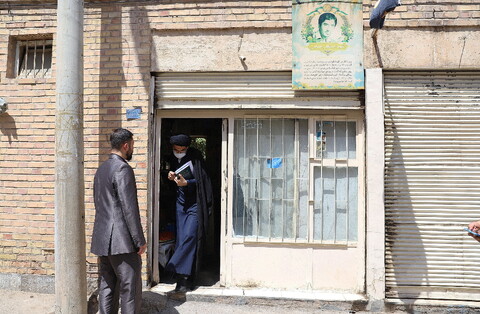 تصاویر/ یک روز با آقای امام جمعه، خرید مایحتاج منزل از مغازه پدر شهید در محله
