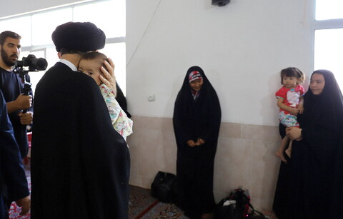تصاویر/ یک روز با آقای امام جمعه، دیدار با خانواده شهدای مدافع حرم در شهرستان قمصر