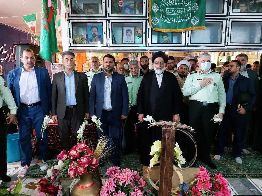 مزار شهدا ورامین در هفته فراجا گلباران شد