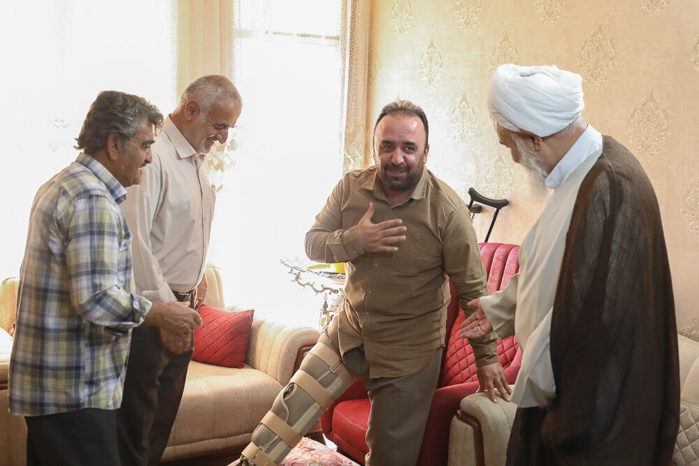 عیادت نماینده ولی فقیه در قزوین از پلیس مجروح اغتشاشات + عکس